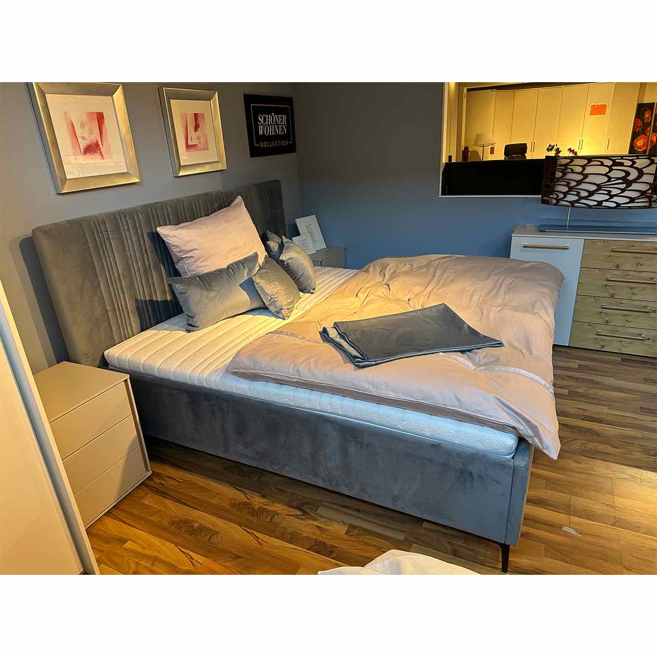 Bett aus anderer Position fotografiert.