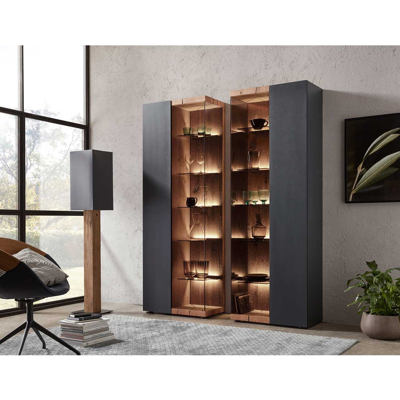 Hartmann Vara - Standvitrine 7210W-0072A - Milieu Gleiches Sideboard als Milieuaufnahme im Wohnzimmer kombiniert mit der gespiegelten Variante.