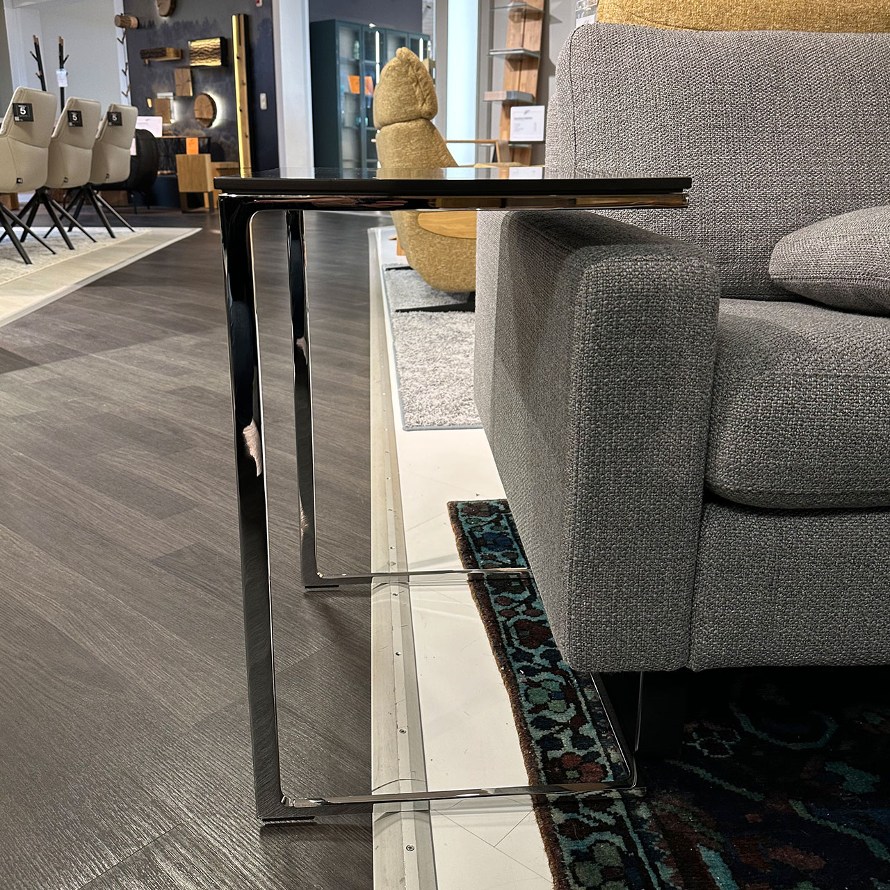 Gleicher Tisch ans Sofa geschoben als Ablage für Getränke und Snacks.