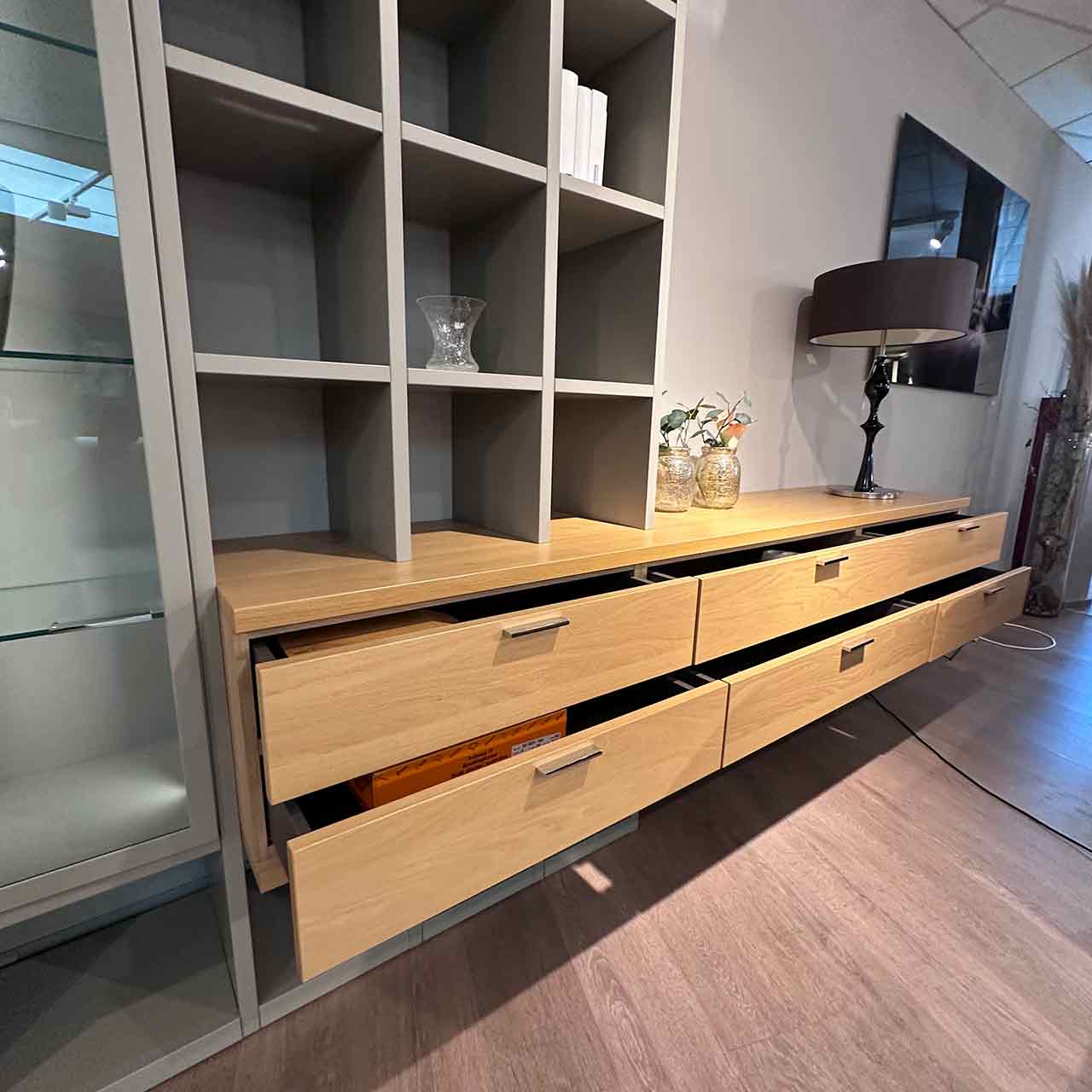 Blick auf die geöffneten Schubladen auf der rechten Seite der Regalwand