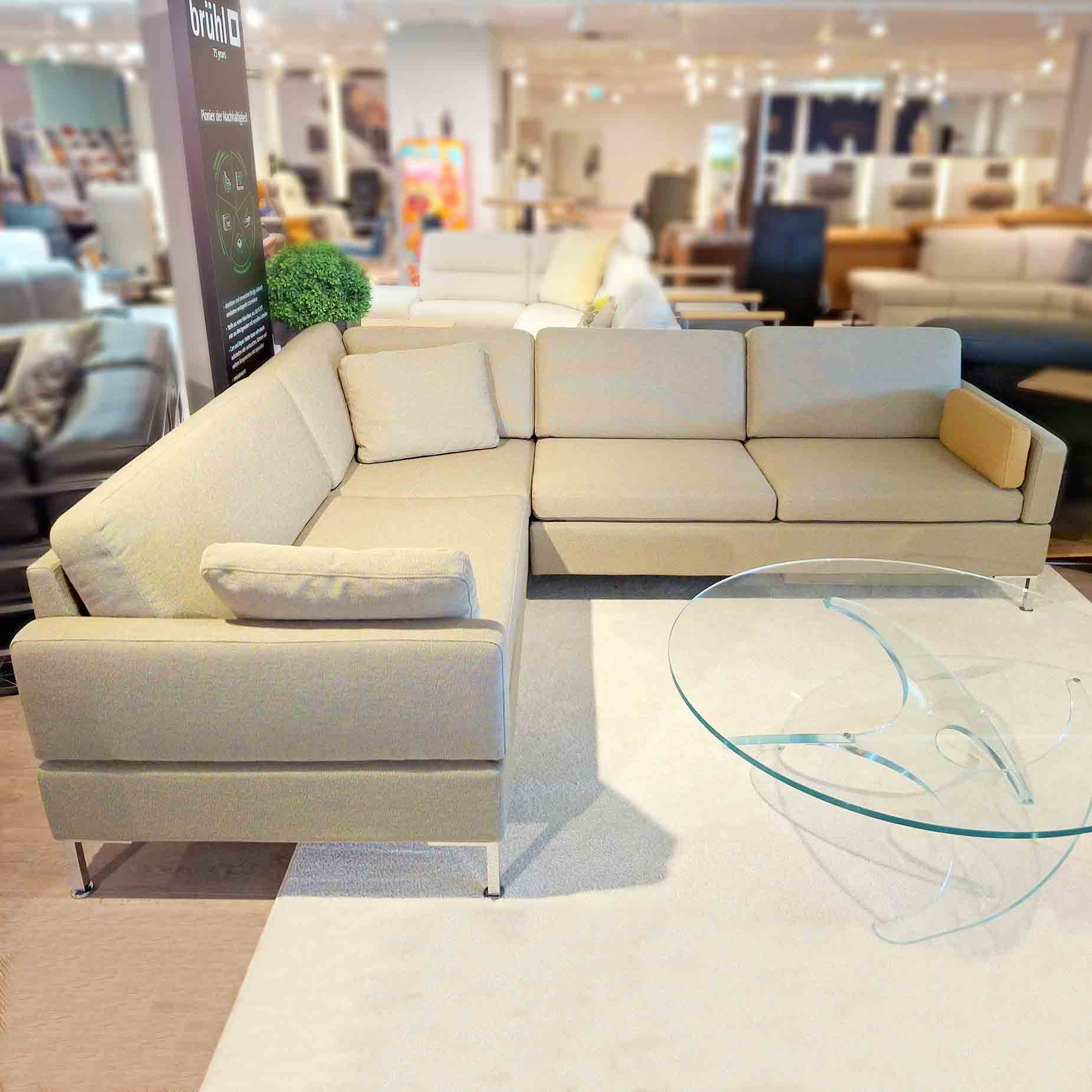 Ecksofa in hellem Stoff.