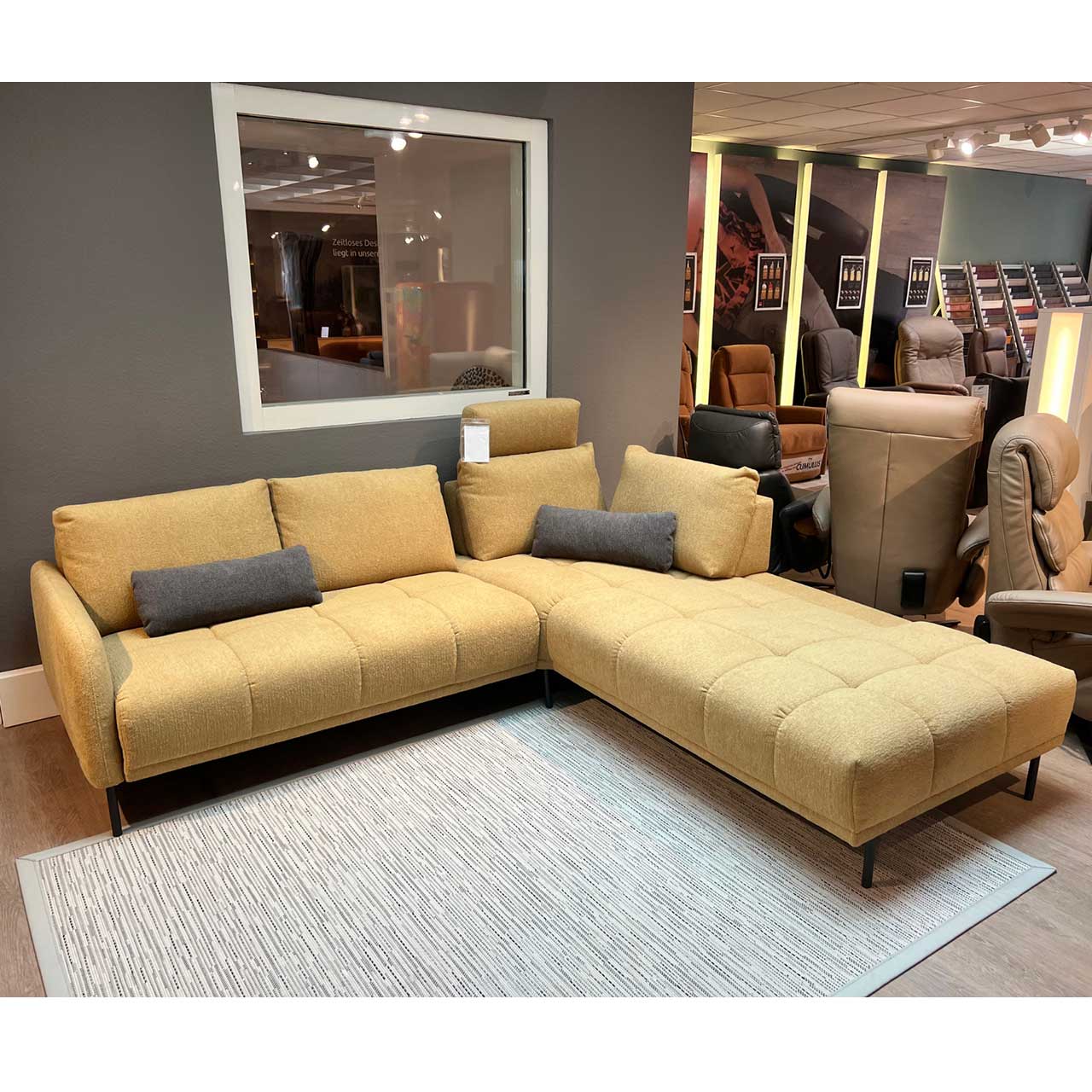 Activineo - Ecksofa Bounty - Frontalansicht Gleiches Sofa mit anderer Position der Kopfstütze.