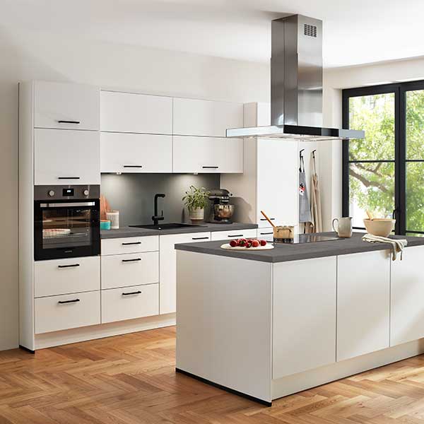 MH_home_Kuechen Küche in weiß matt mit grauer Arbeitsplatte und Kochinsel