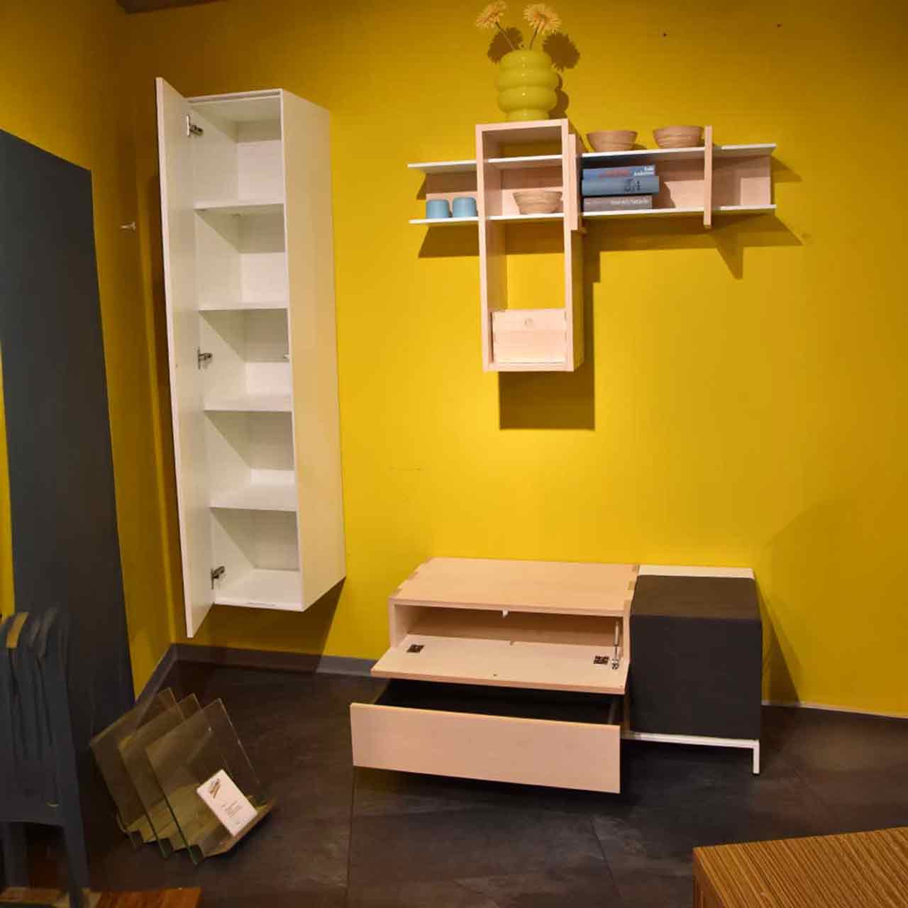 Gleiche Garderobe mit geöffneten Türen