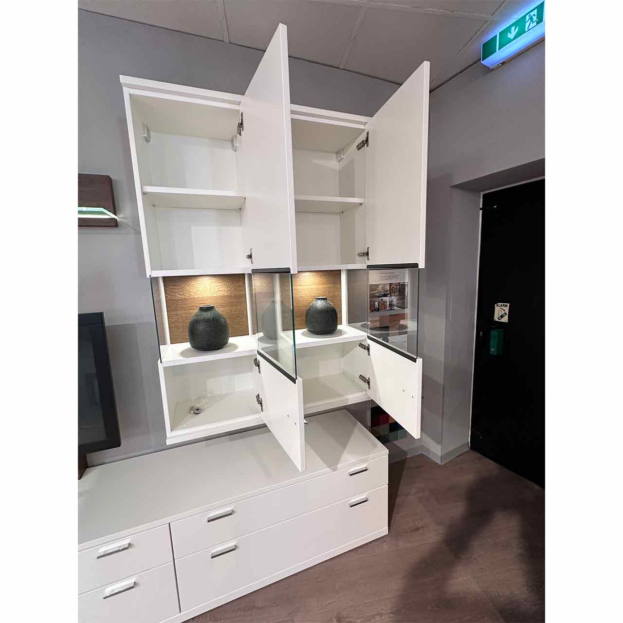 geöffnete Hängeelemente zeigen je vier Fächer hinter den Türen