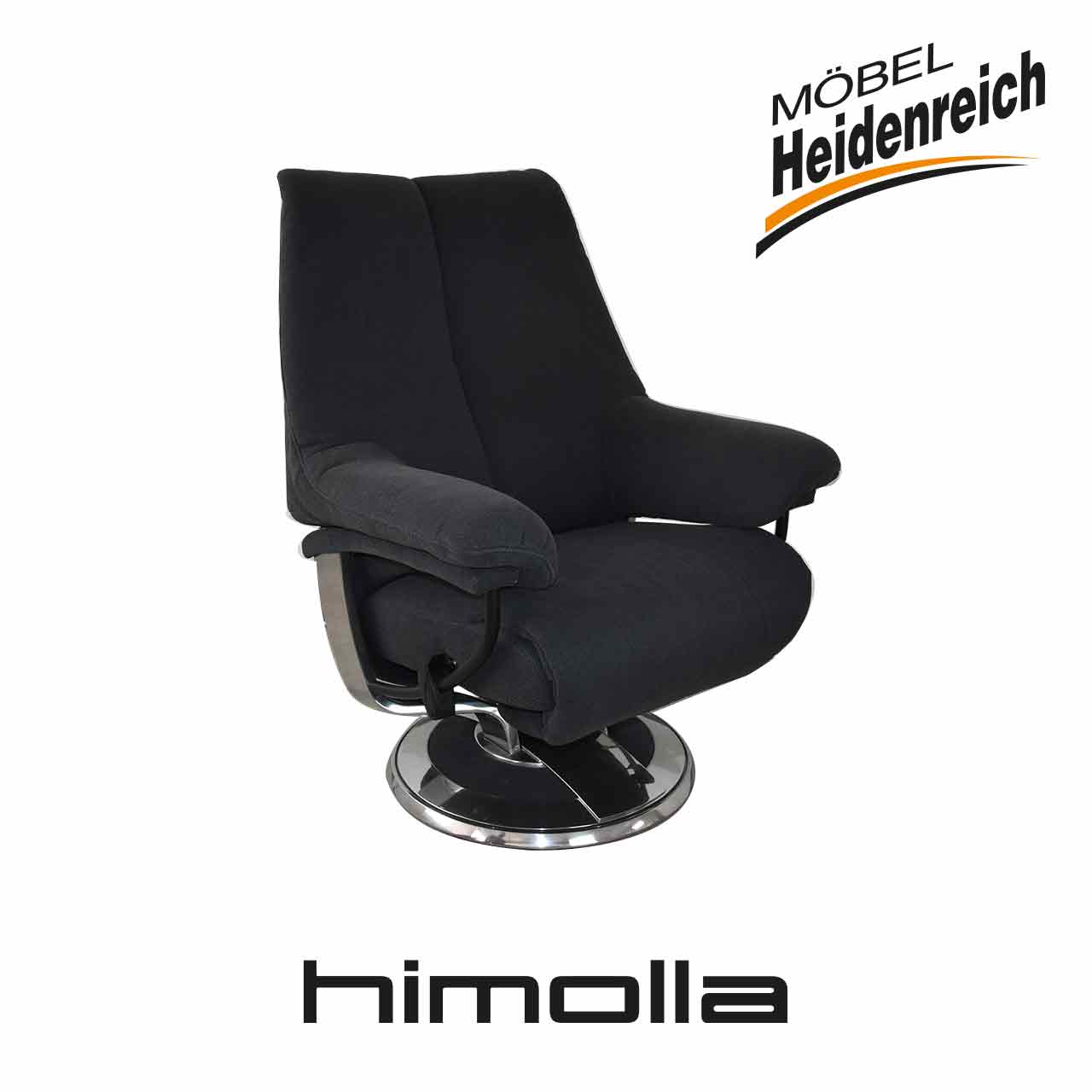 Himolla Fernsehsessel Stoff schwarz - Sitzposition Sessel aus schwarzem Stoff mit hoher Rückenlehne und dick gepolsterten Armlehnen. Der Fuß ist rund und Chrom glänzend.