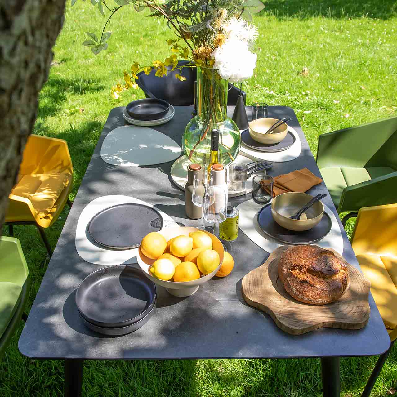 Ambiente Bild vom rechteckigen Gartentisch mit abgesofteten Ecken aus der Serie Texel. 