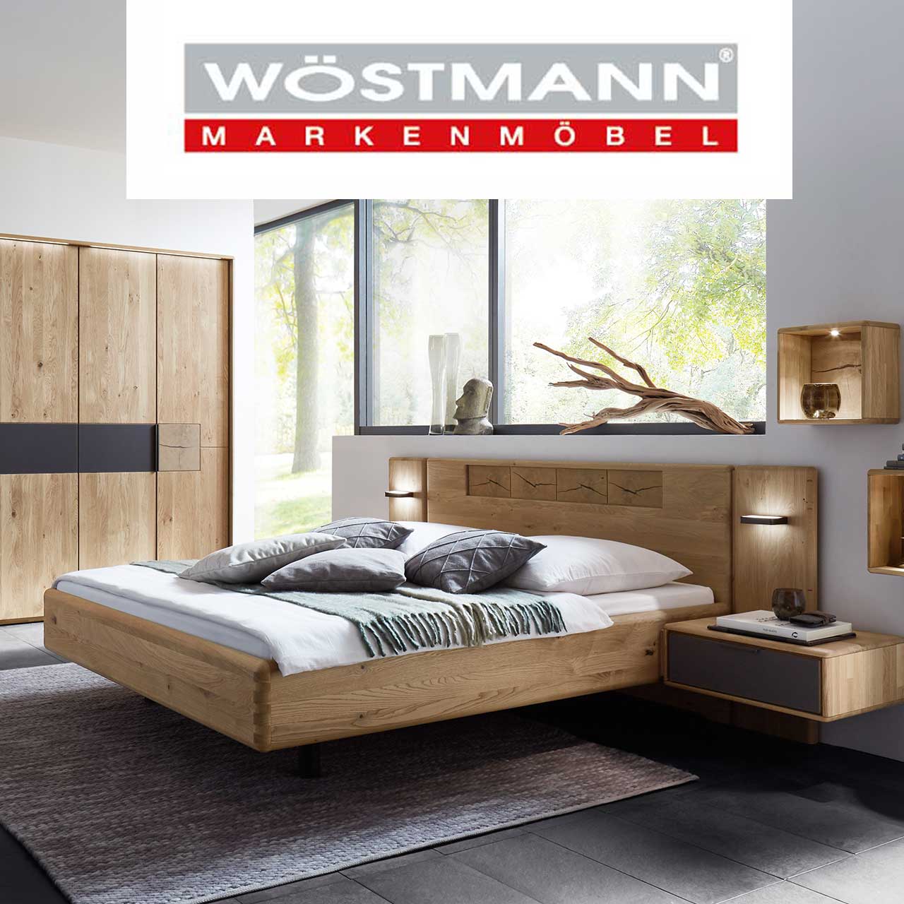 MH_Markensthop_Wöstmann Ambientebild Schlafzimmer der Marke Wöstmann in naturbelassenem Holz mit Akzenten von Spaltholt und abgesetzen anthrazitfarbenen Bereichen.