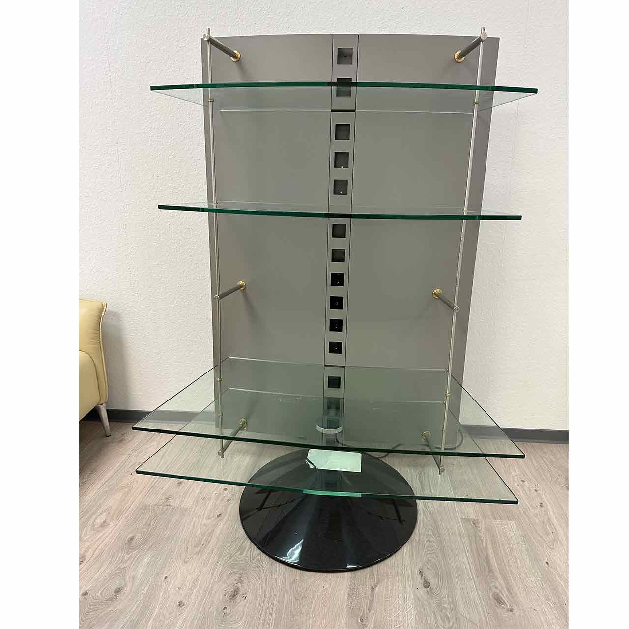 Ronald Schmitt - Phonoregal RS8 Regał mit silberfarbigem Rückenteil und schwarzem rundem Sockel mit vier Glasplatten.