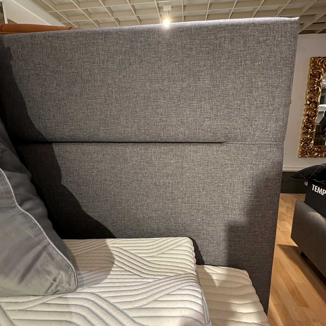 Detailaufnahme des Kopfteils mit Blick auf die horizontal eingearbeitete Ziernaht.