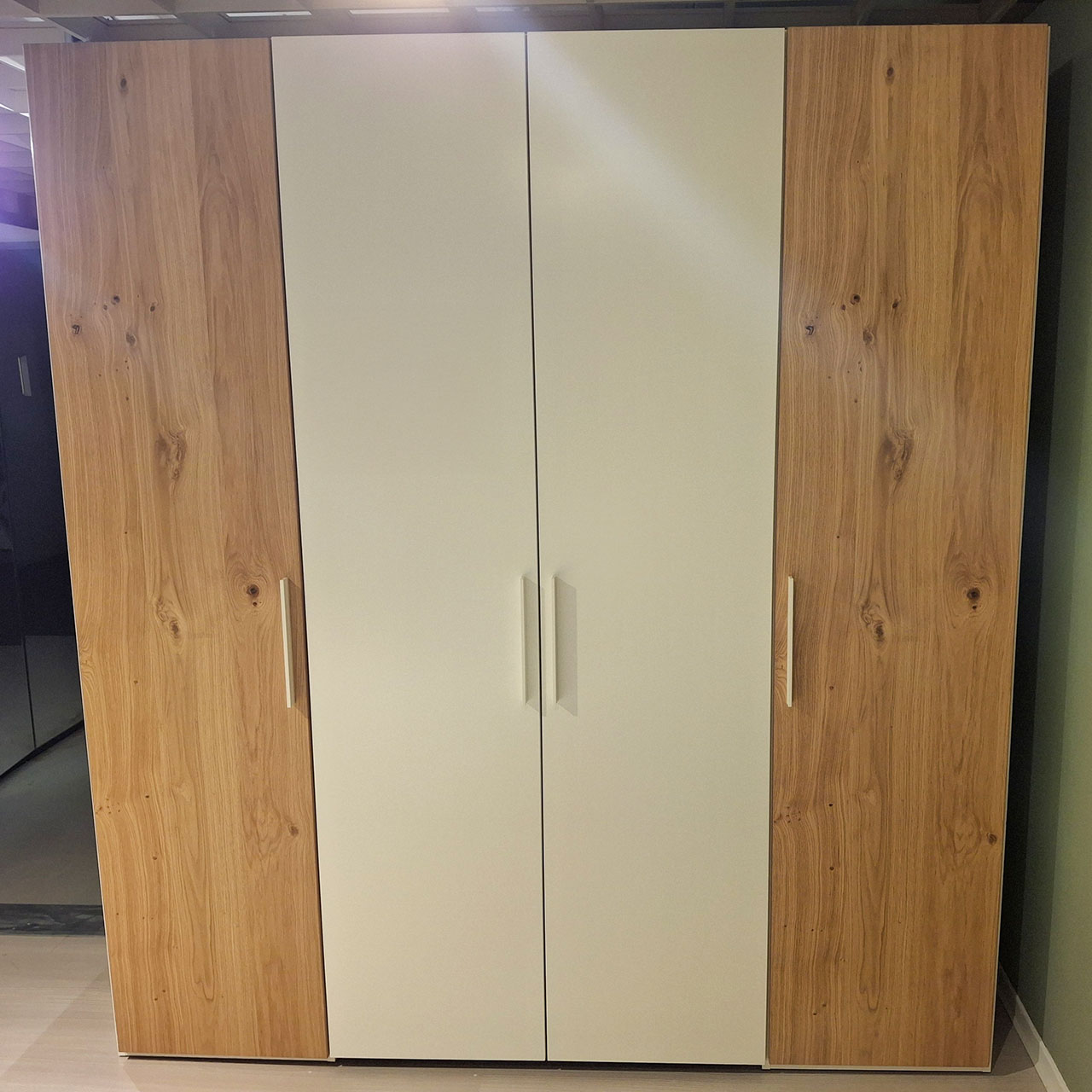 4-türiger Kleiderschrank. Die beiden äußeren Türen sind in Balkeneiche, die mittleren Türen weiß.