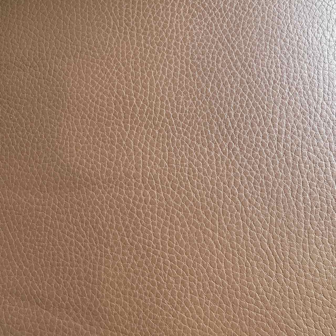 Detailansicht des braunen Leders mit sichtbaren Poren