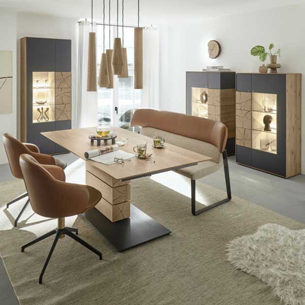 MH_home_Esszimmer Essgruppe in Eiche und Schwarz mit Tisch, Polsterbank, Stühlen & Vitrinen mit Beleuchtung – modern & wohnlich.