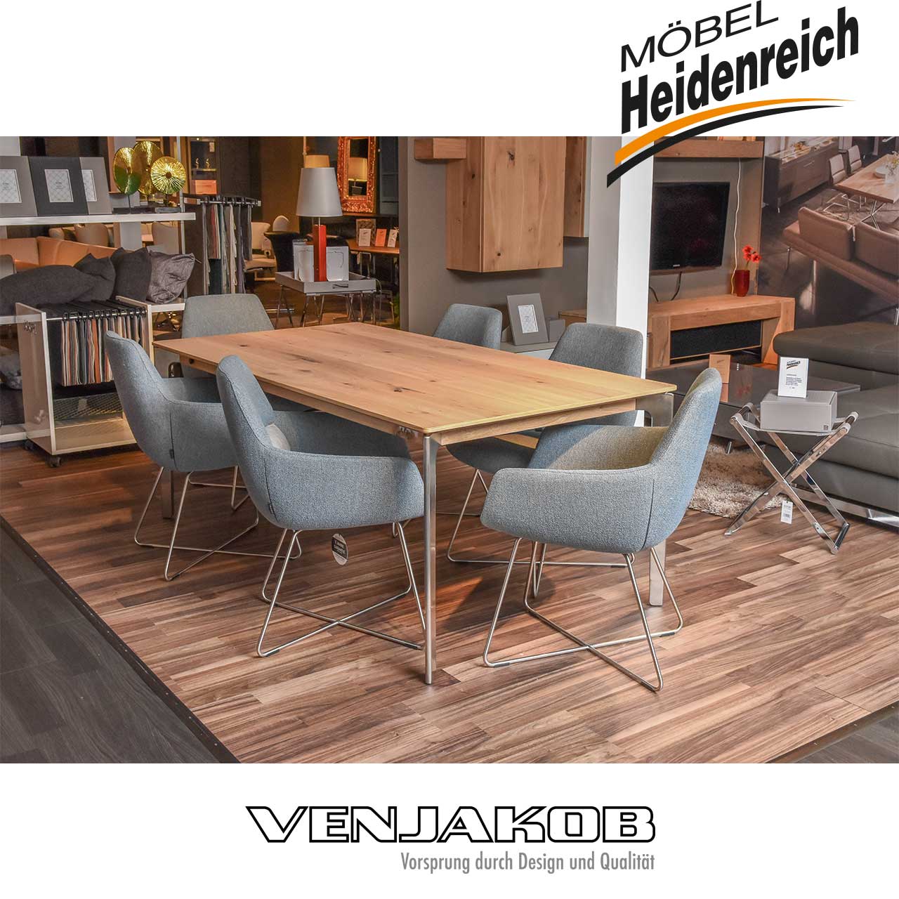 Venjakob - Tischgruppe Ela Sechs Stühle mit grauem Bezug und Edelstahlgestell stehen um einen rechteckigen Tisch aus hell geölter Eiche.
