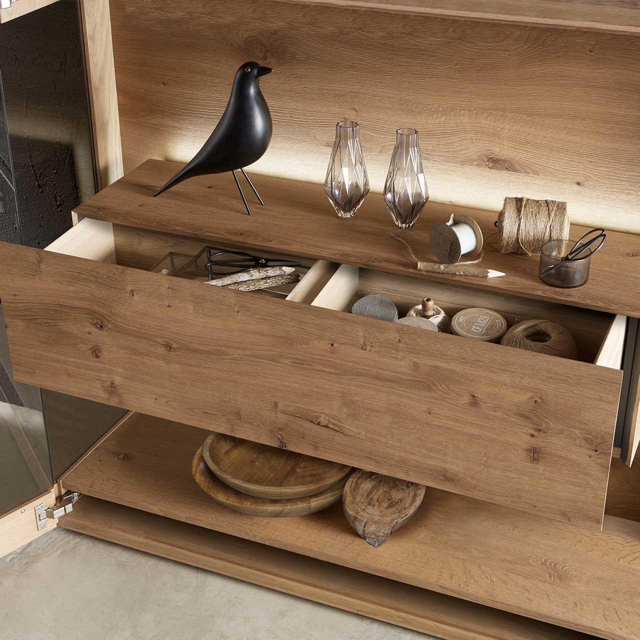 Hartmann CAYA - Highboard 7170-HM-6139 - Detail Doppelschubkasten Detailansicht des innenliegenden, beleuchteten Hirnholzblocks mit geöffnetem Doppelschubkasten im CAYA Highboard 7170-HM-6139