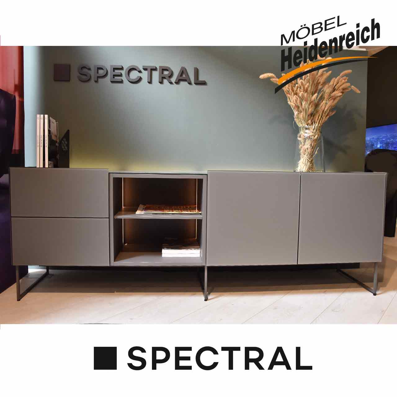 Spectral - Sideboard Side Graues Sideboard auf Kufen mit zwei Schubladen links, dann zwei offene Fächer, daneben zwei Türen.