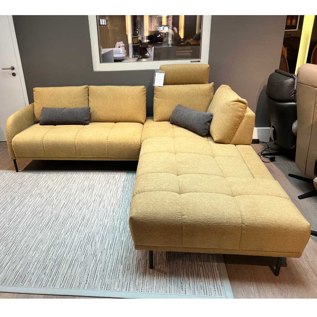 Activineo - Ecksofa Bounty - frontal von langer Seite Aufnahme vom langen Schenkel aus. Hier ist die quadratische Stellung des Stoffes deutlich sichtbar.