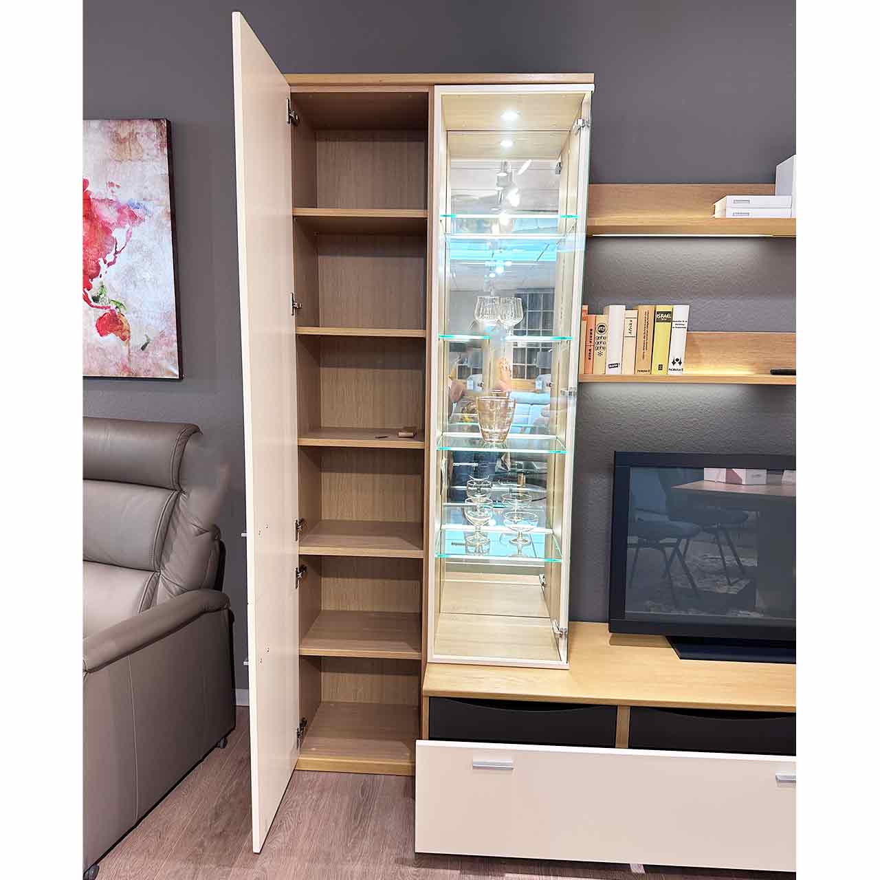 Geöffneter Schrank links zeigt 6 Fächer