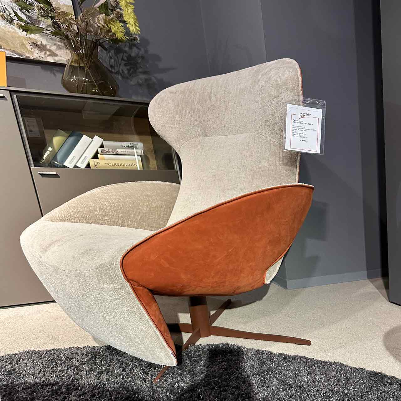 In der Seitenansicht wird das rötliche Nubukleder an der Außenseite sichtbar.