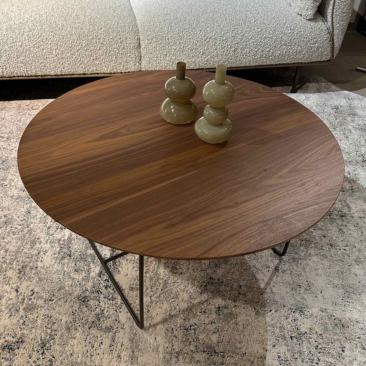 Fotografie leicht von oben, so dass die Maserung der Tischplatte sichtbar ist.