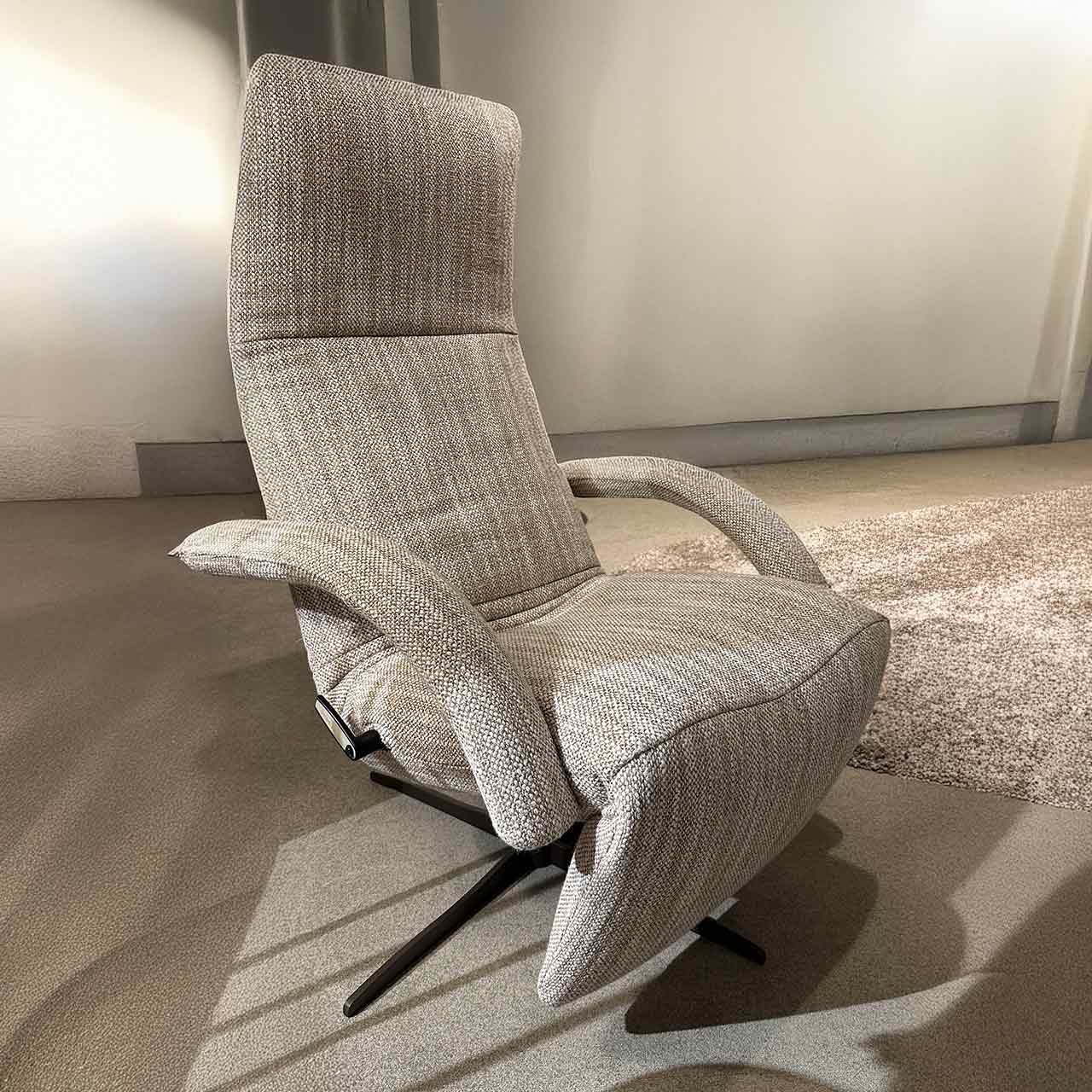 Sessel in beigefarbenem Stoff mit bezogenen Armlehnen und Sternfuß.