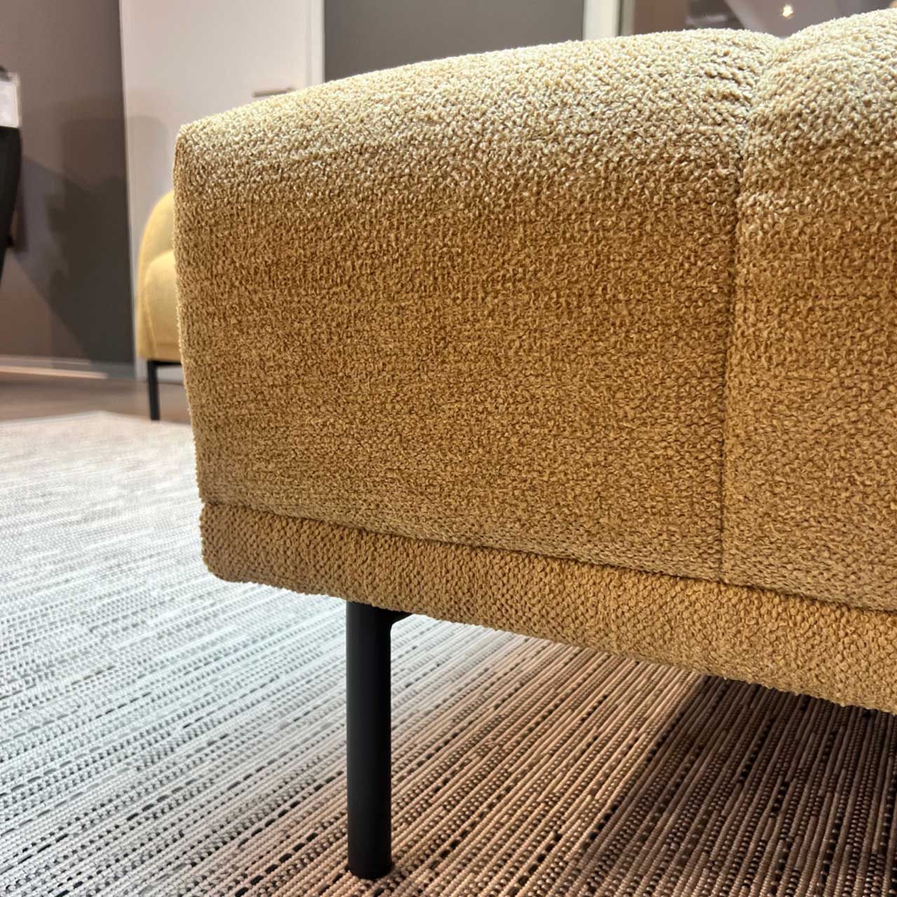Activineo - Ecksofa Bounty - Detailaufnahme Hier sieht man eine Detailaufnahme des Stoffes und des schwarzen Fußes.