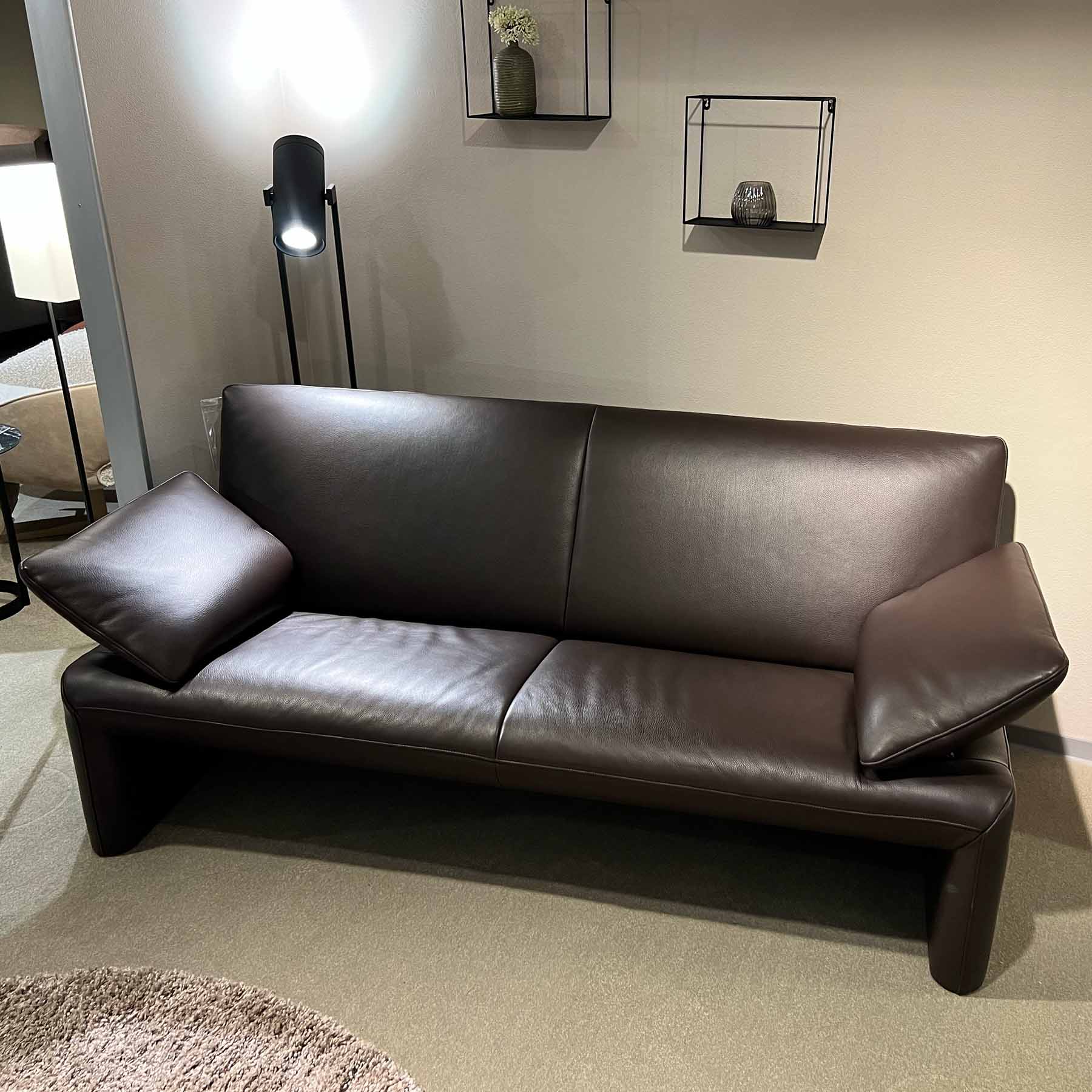 Jori Sofa Linea 8700-SO210 Braunes Ledersofa als Zweisitzer mit zwei Kissenförmigen Lehnnen rechts und links.