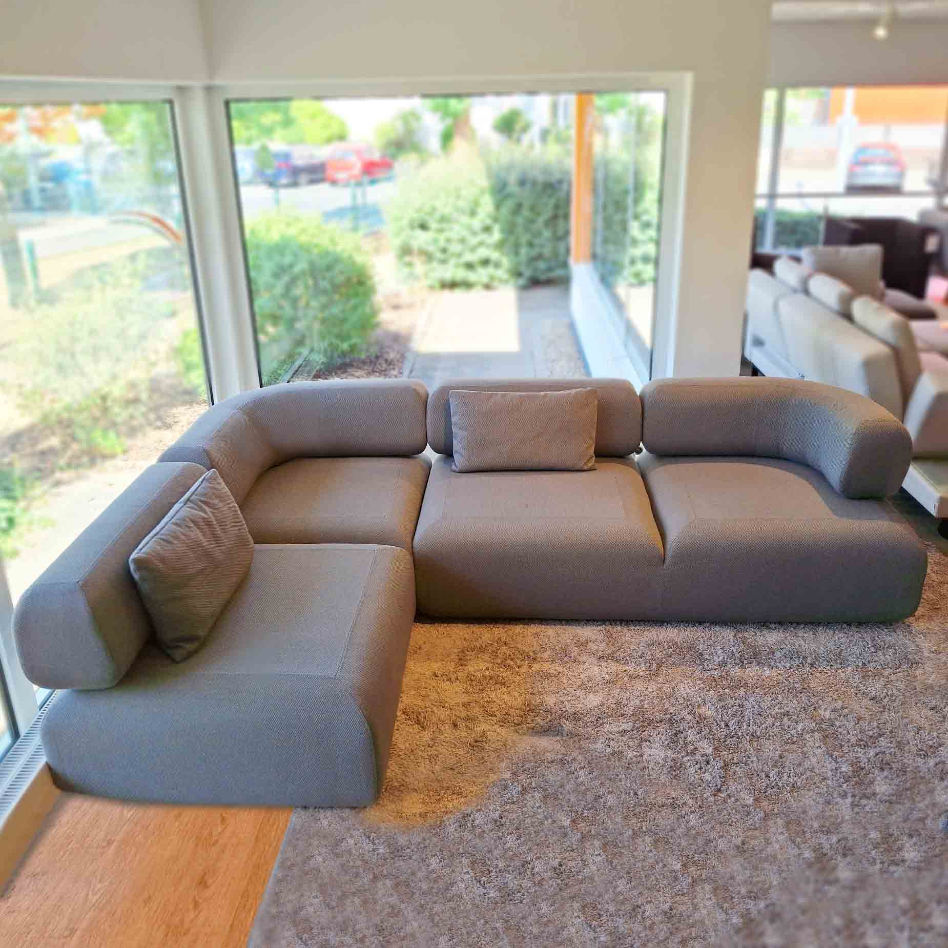 Bodentiefes Ecksofa mit opulenter Basis.