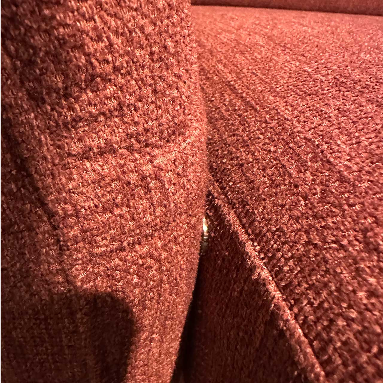 Detailbild des grob gewebten Stoffes mit Blick auf den Knopf für den Sitzvorzug.
