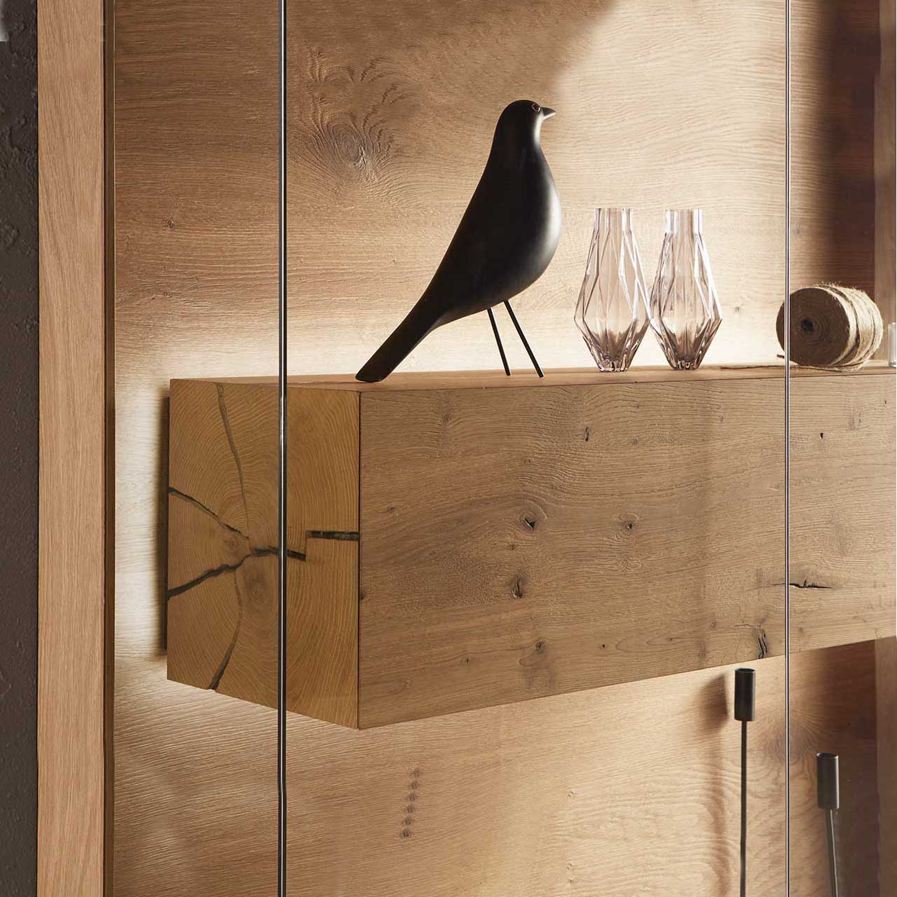 Hartmann CAYA - Highboard 7170-HM-6139 - Detail Beleuchtung Detailansicht der Vitrinenbeleuchtung am massiven Hirnholzblock des CAYA Highboards Nr. 7170-HM-6139