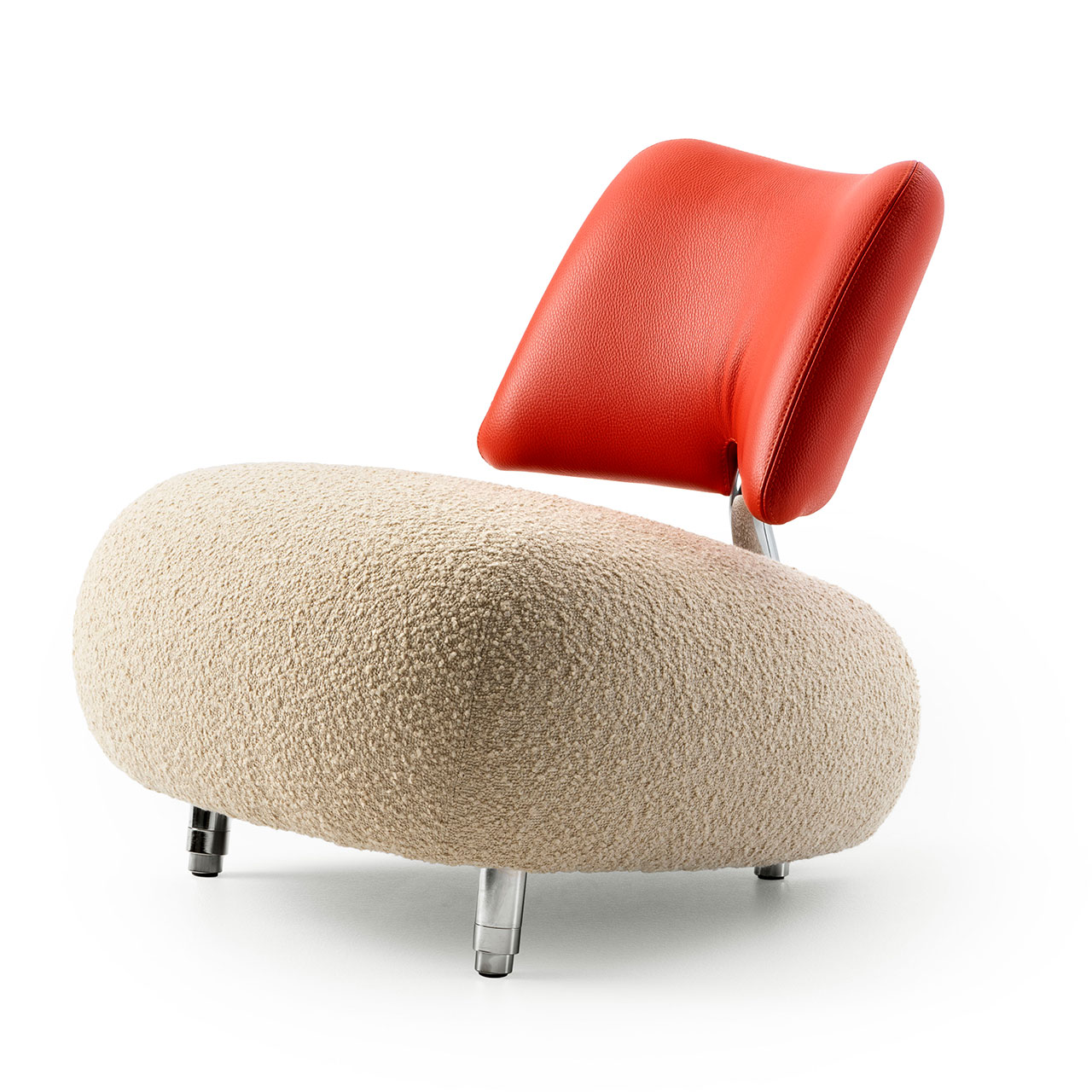 Organisch geformter Sessel mit Sitz aus flauschigem beigen Stoff und Lehne aus rotem Leder.