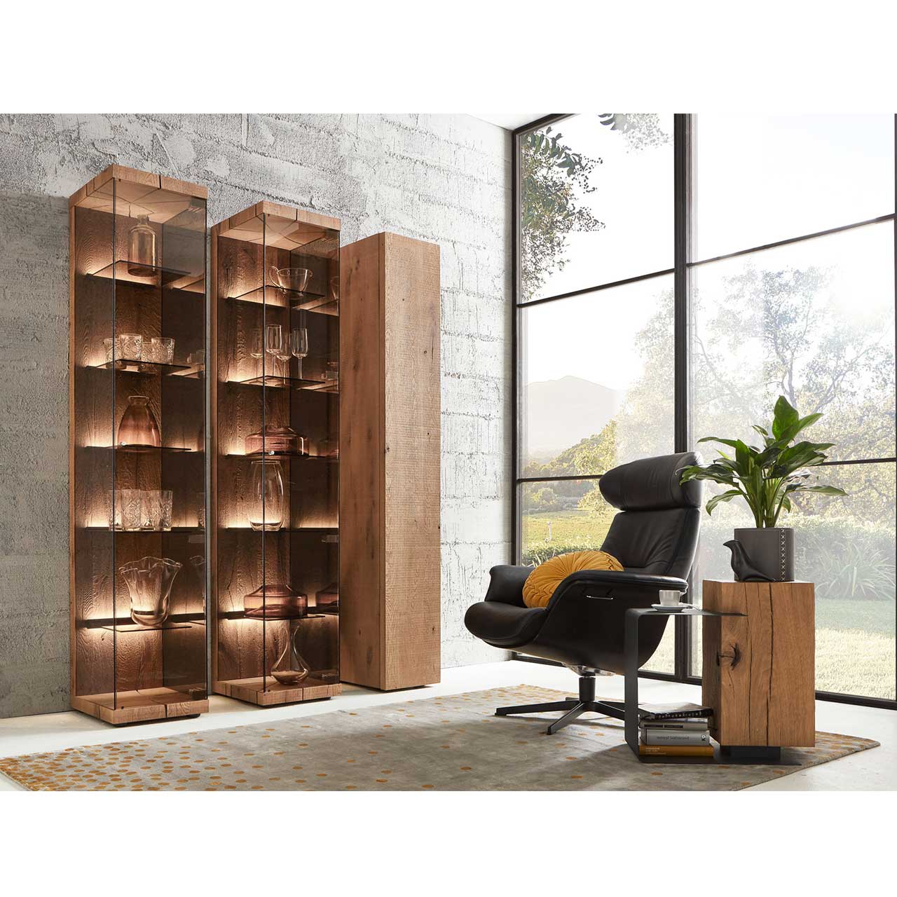 Hartmann Vara - Standvitrine 7210W-0039 - Milieu Gleiche Vitrine als Milieubild im Wohnzimmer mit weiteren Elementen und Dekoration