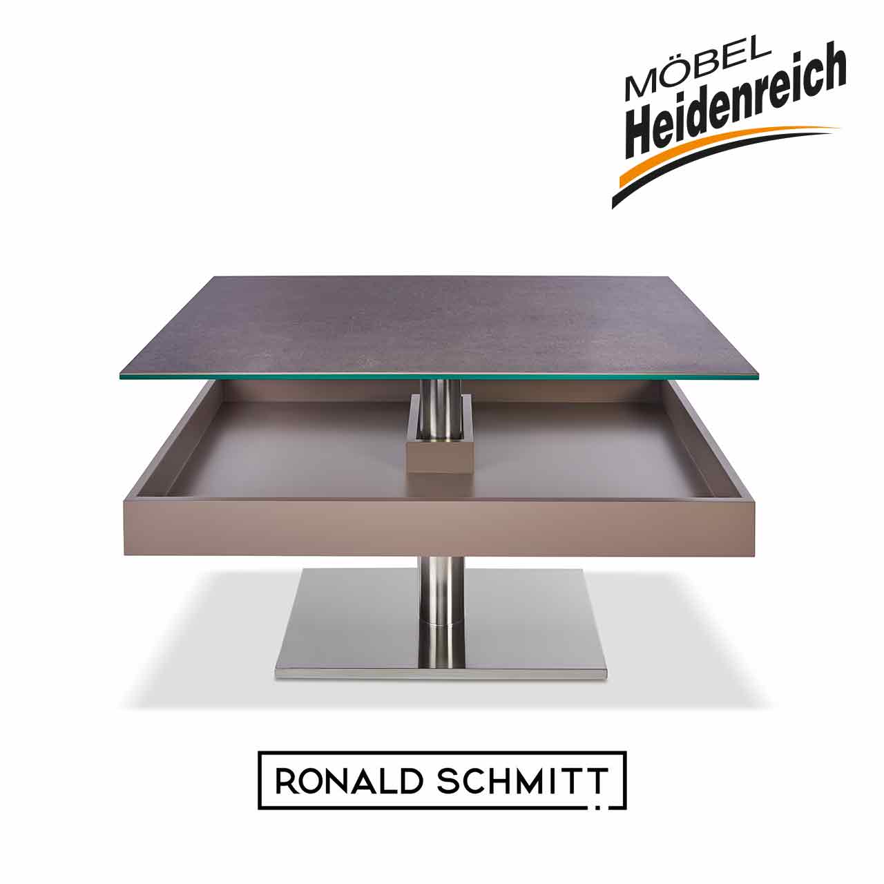 Ronald Schmitt – Couchtisch Janas K 471 Tischplatte Keramik Focus Piombo, Sockel Edelstahl, geöffnet Couchtisch mit grau melierter Keramiktischplatte und eckiger Edelstahl-Bodenplatte. Die Tischplatte ist geöffnet und der Stauraum im eckigen Korpus sichtbar.
