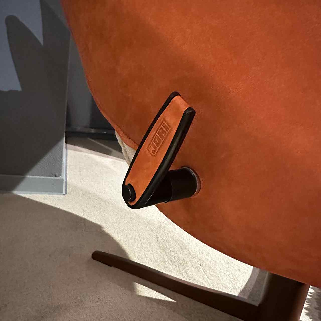 Detailaufnahme des mit Nubuk überzogenen Hebels