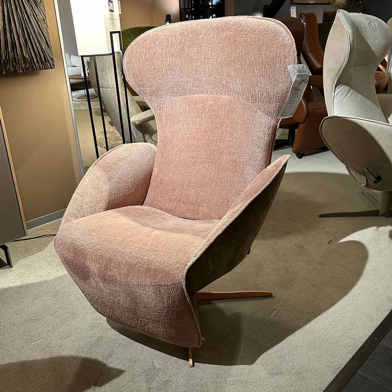 Relaxsessel zweifarbig auf Sternfuß in Ruheposition.