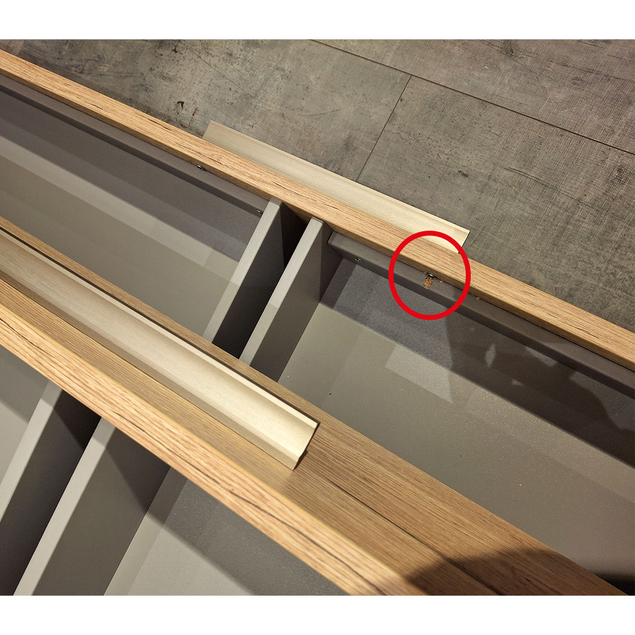 Detailaufnahme einen Schubkastens. Ein Defekt an eeiner Leiste ist mit einem roten Kreis markiert.