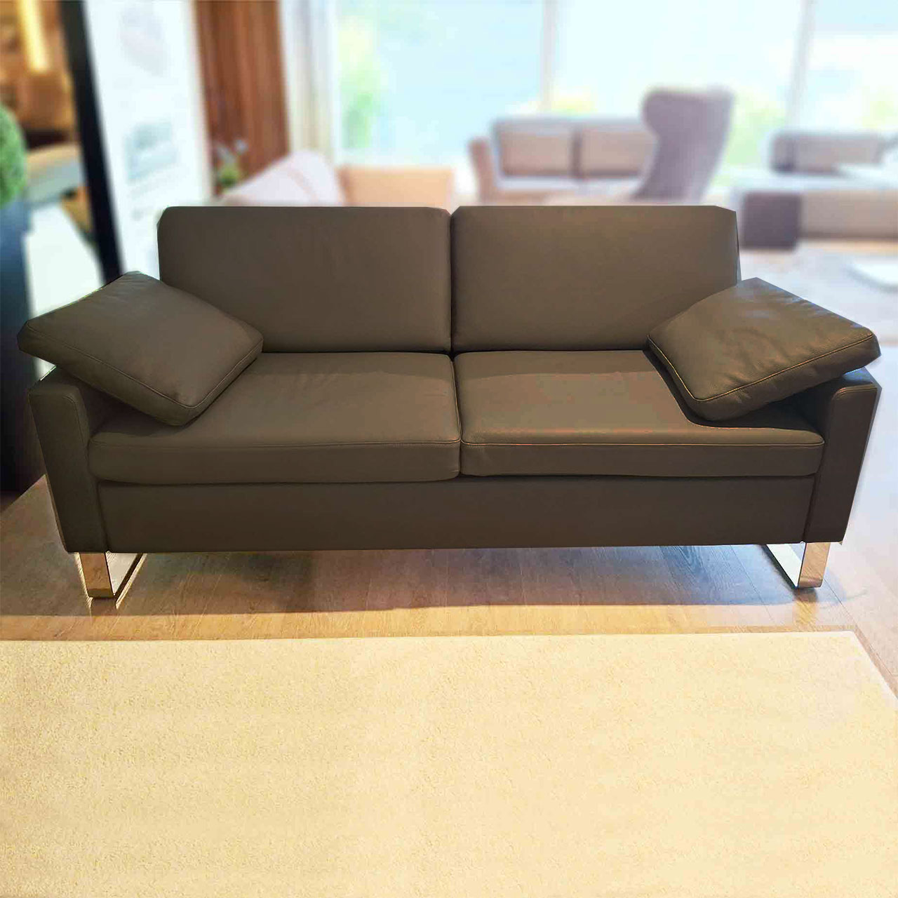 Sofa in dunkelbraunem Leder.