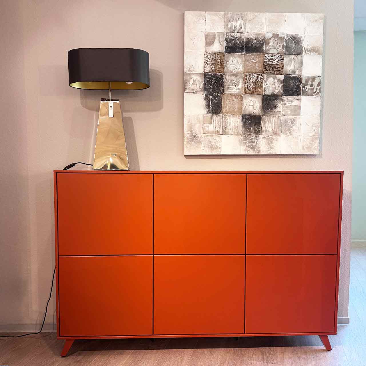 Highboard mit sechs quadratischen Türen (jeweils zwei übereinander) aus rotem Lack auf roten Füßen