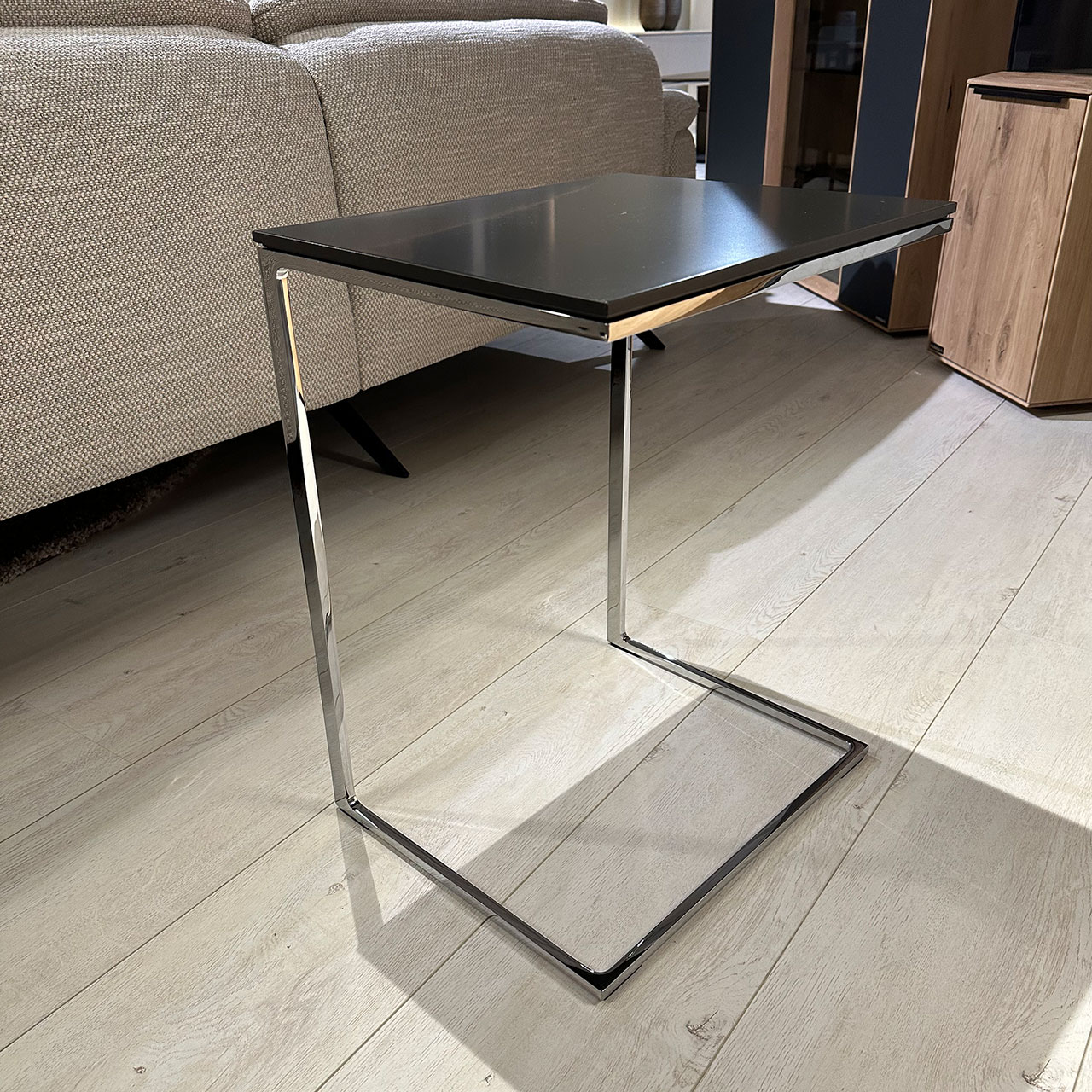 Beistelltisch mit schwarzer Tischplatte und glänzendem Gestell