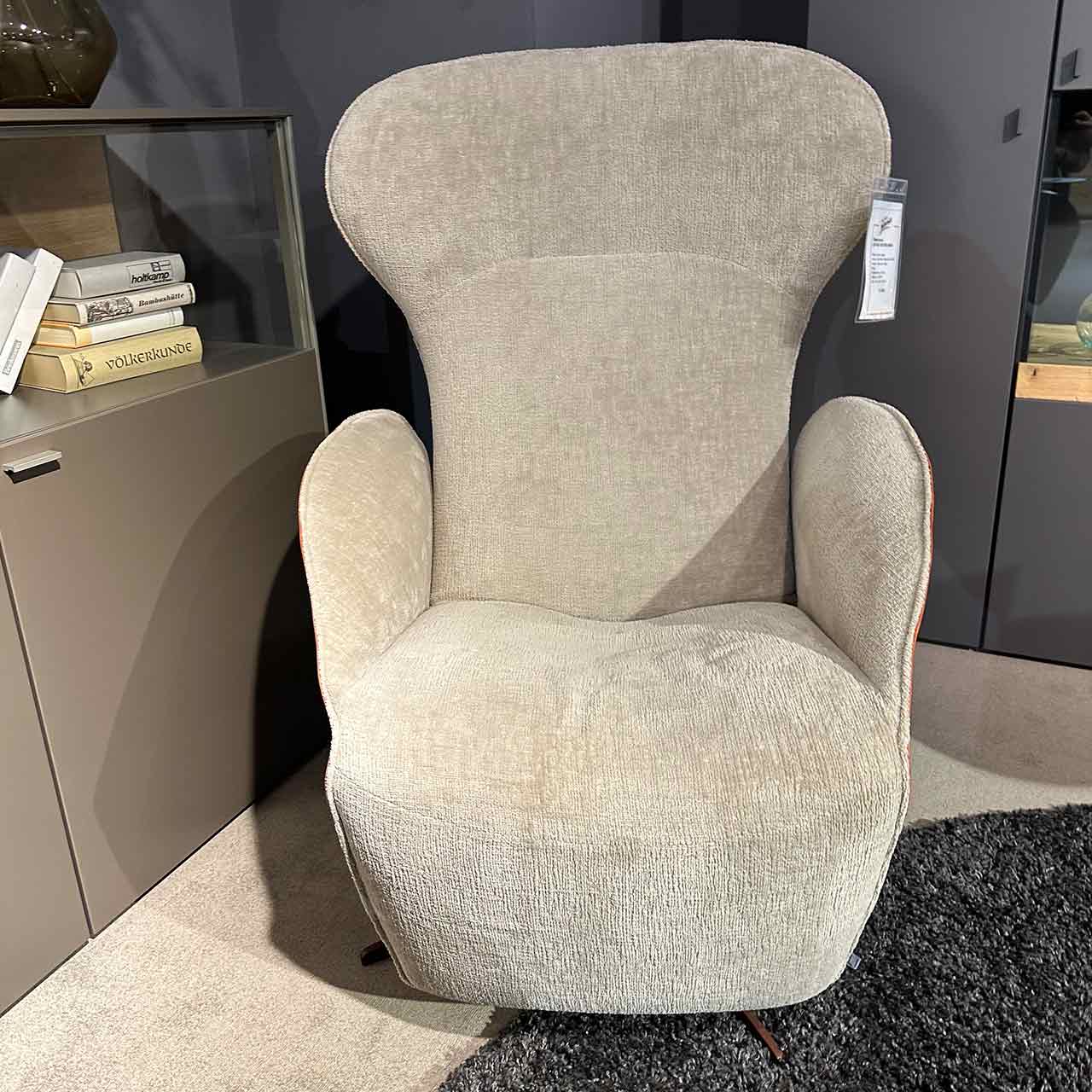 Frontalansicht des Relaxsessels mit hellem Innenstoff