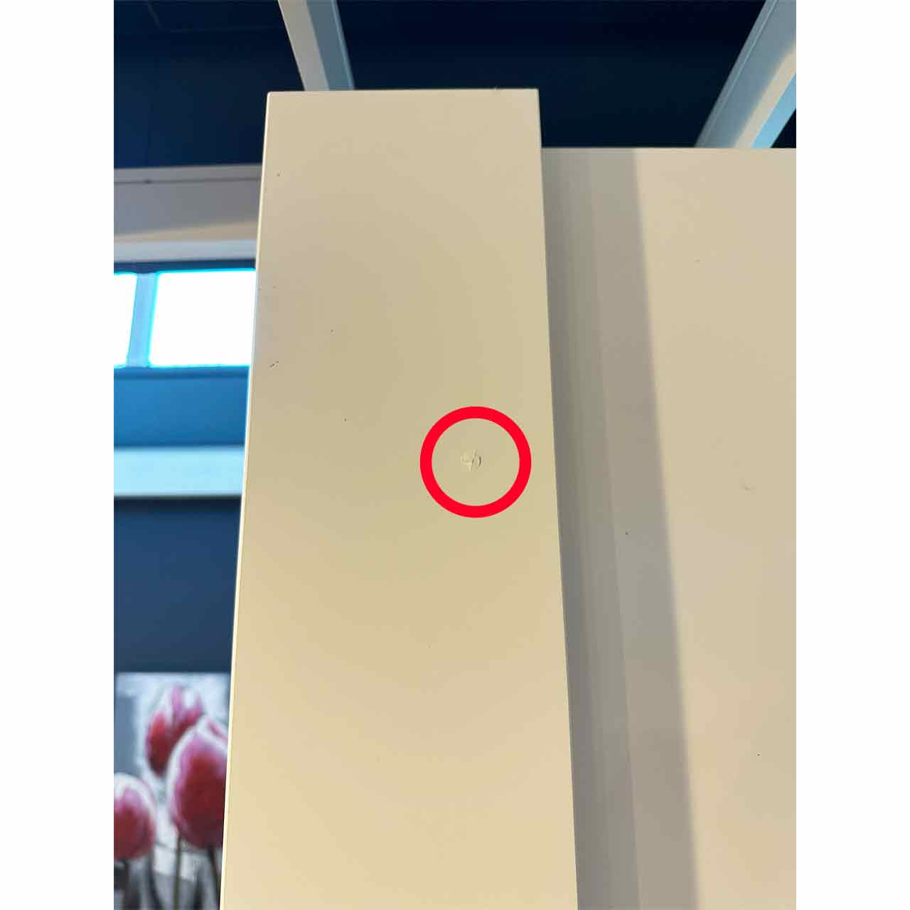 Oben rechts am Passepartout der Seitenwand befindet sich eine kleine Macke.