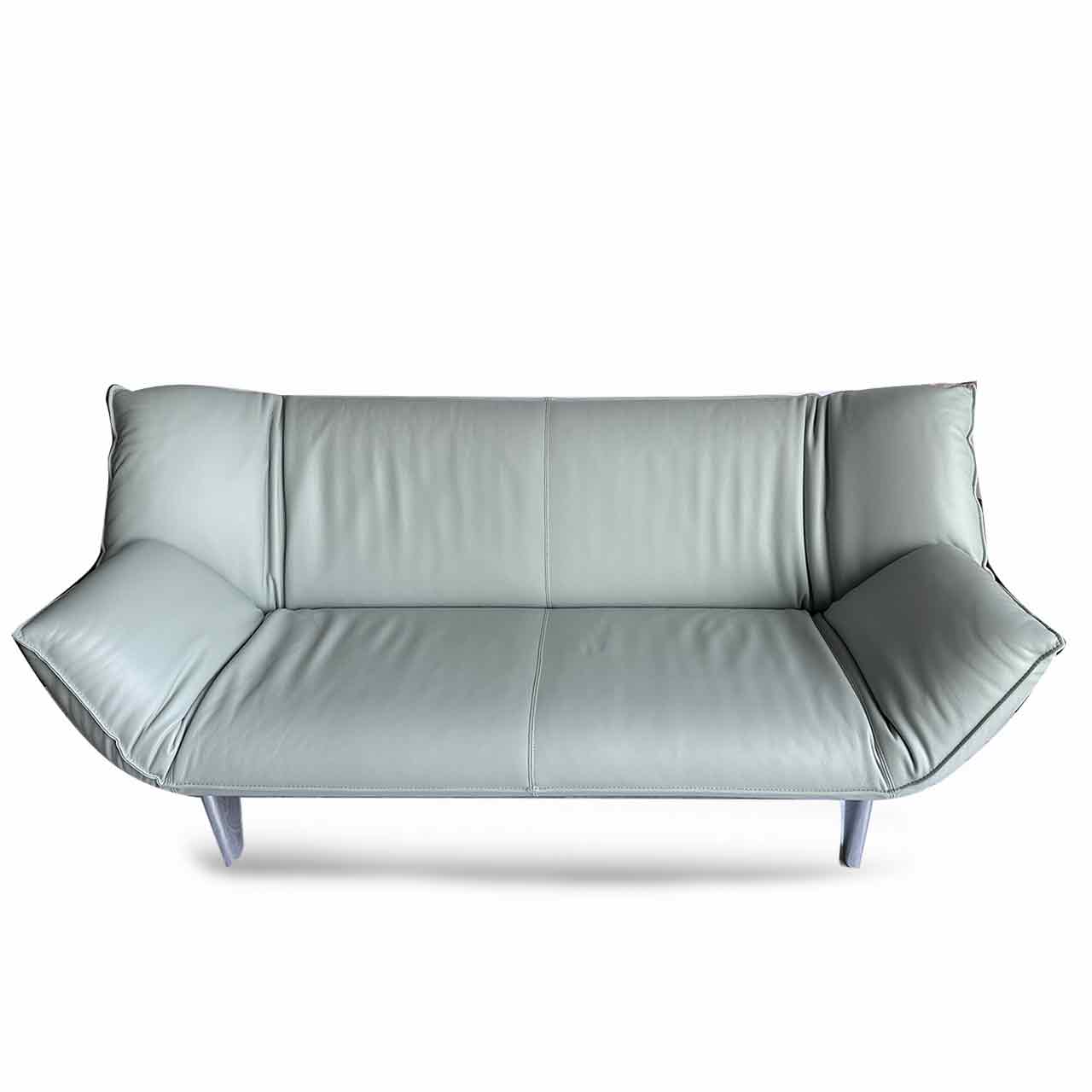 Frontalansicht des Sofas aus hellem Leder mit glänzenden Alu-Füßen